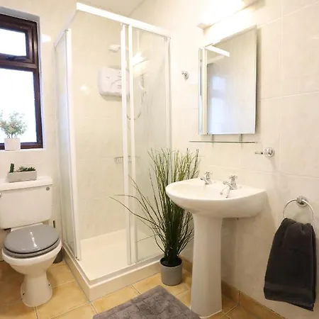 Bright 3bed Sleeps 9 With Secret Garden 5min Walk To Town *