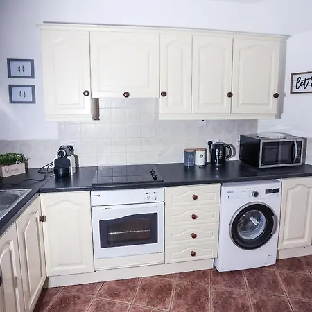 Bright 3bed Sleeps 9 With Secret Garden 5min Walk To Town