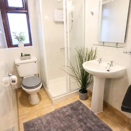 Villa Bright 3bed Sleeps 9 With Secret Garden 5min Walk To Town *