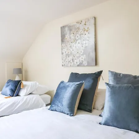 Bright 3bed Sleeps 9 With Secret Garden 5min Walk To Town Villa