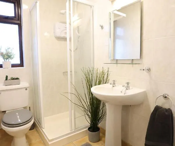 Bright 3bed Sleeps 9 With Secret Garden 5min Walk To Town *