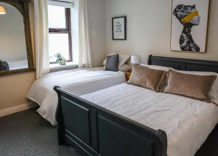 Villa Bright 3bed Sleeps 9 With Secret Garden 5min Walk To Town