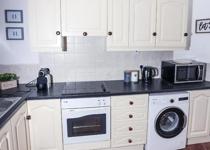 Bright 3bed Sleeps 9 With Secret Garden 5min Walk To Town