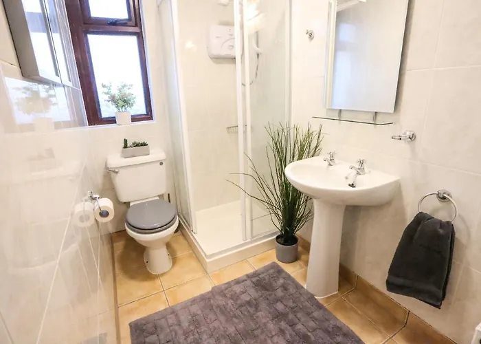 Villa Bright 3bed Sleeps 9 With Secret Garden 5min Walk To Town *