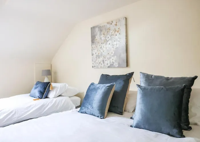 Bright 3bed Sleeps 9 With Secret Garden 5min Walk To Town Villa